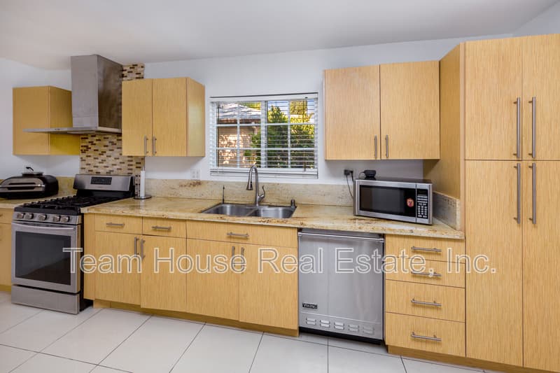Reseda House: 19422 Welby Way