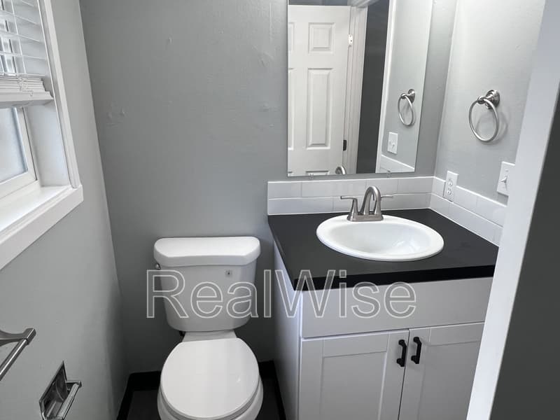 Portland Townhome: 2467 SE 135th Ave