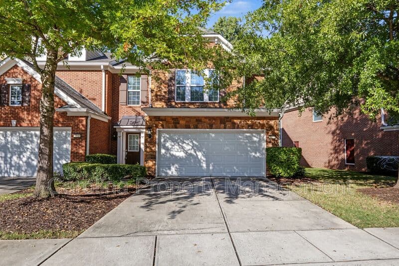 Charlotte House: 15422 Canmore St