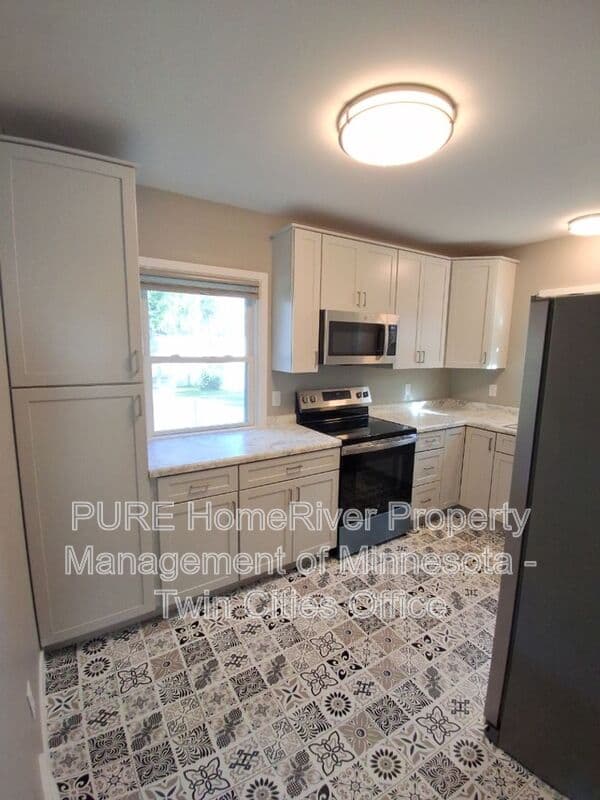 Hugo Condo: 5557 146th St N