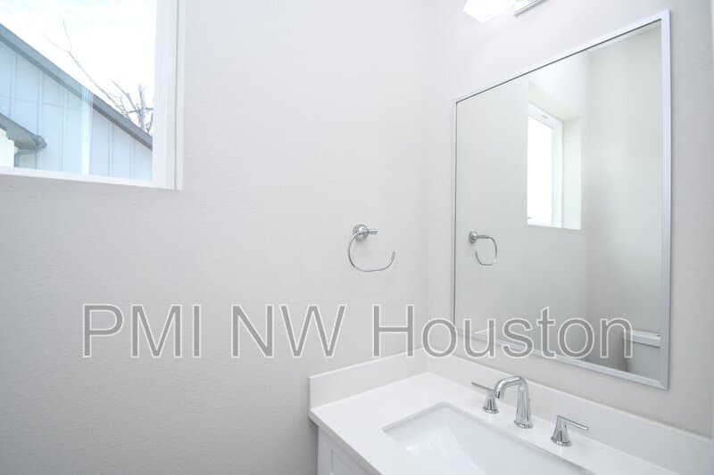 Houston House: 5904 Gardendale Dr