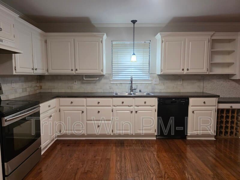 Little Rock House: 12512 Woodbury Dr