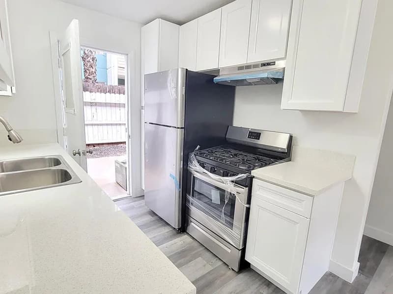 Escondido Townhome: 1060 E Washington Ave