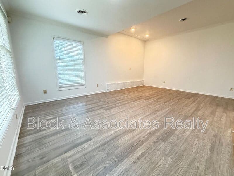 Raleigh House: 1421-A Lynn Road