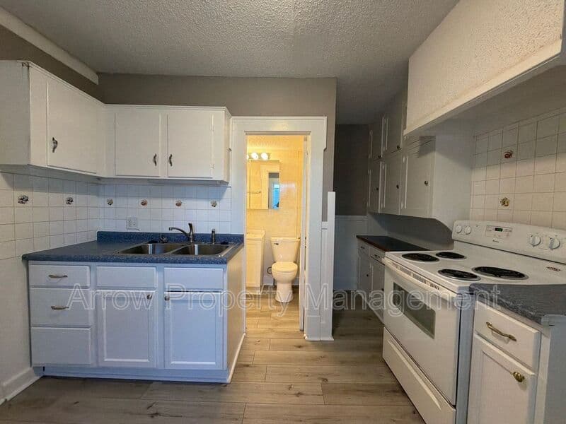 Lincoln Condo: 1530 N 32- 3