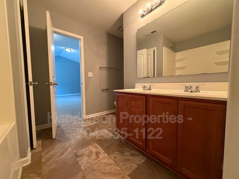 Charlottte House: 9025 Sharpes Cir