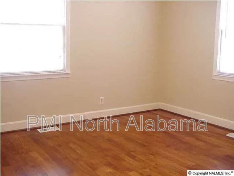 Huntsville House: 2026 Vanderbilt Dr SW