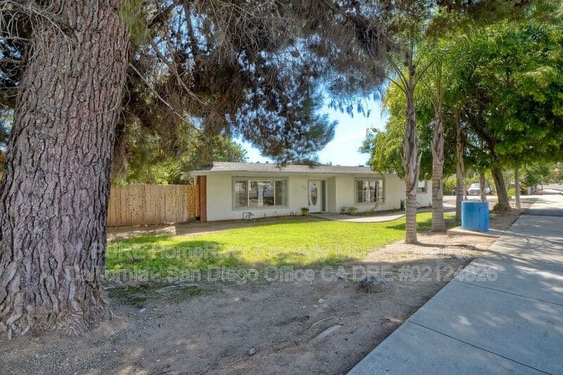 Escondido House: 2135 E El Norte Pkwy