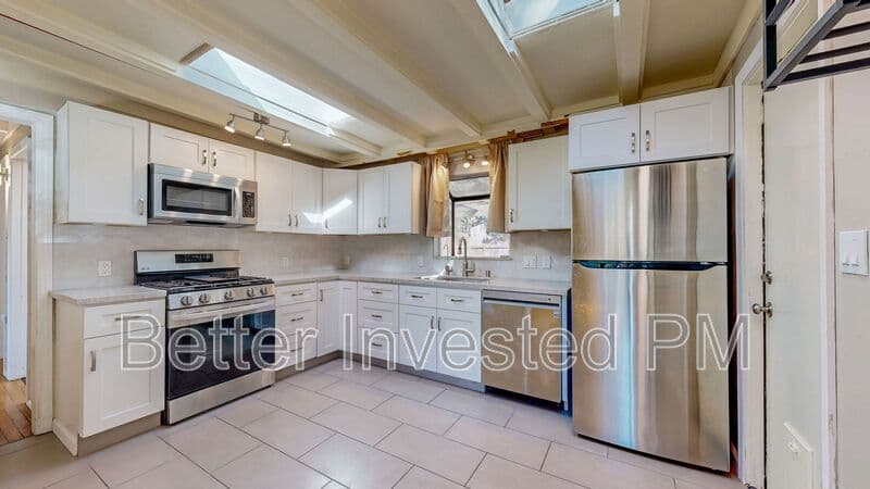 Santa Rosa House: 311 Lomitas Ln