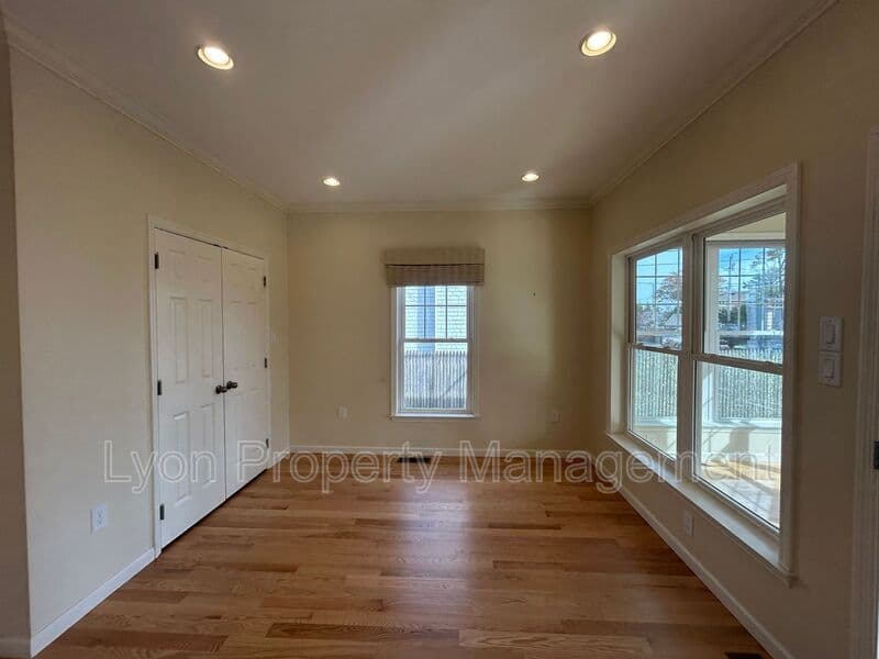 North Kingstown House: 180 Sauga Ave