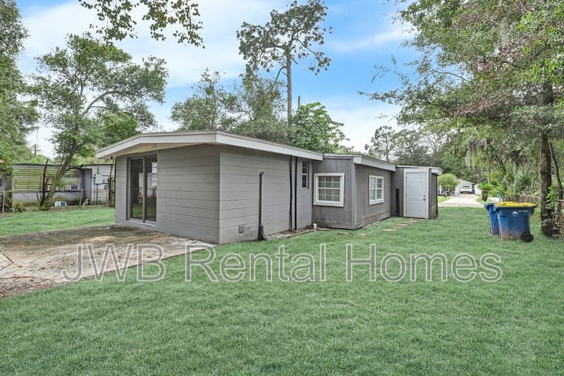 Jacksonville House: 10517 Ashby Rd