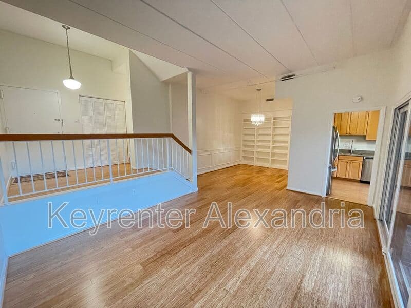 Alexandria Condo: 116 Roberts Ln