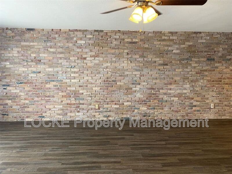 Fort Worth House: 2726 McCart Ave