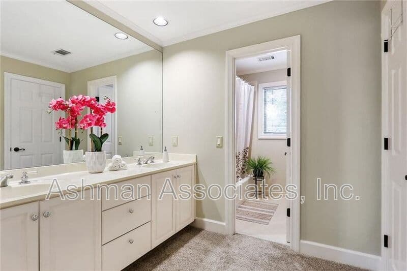Atlanta House: 930 Manchester Place