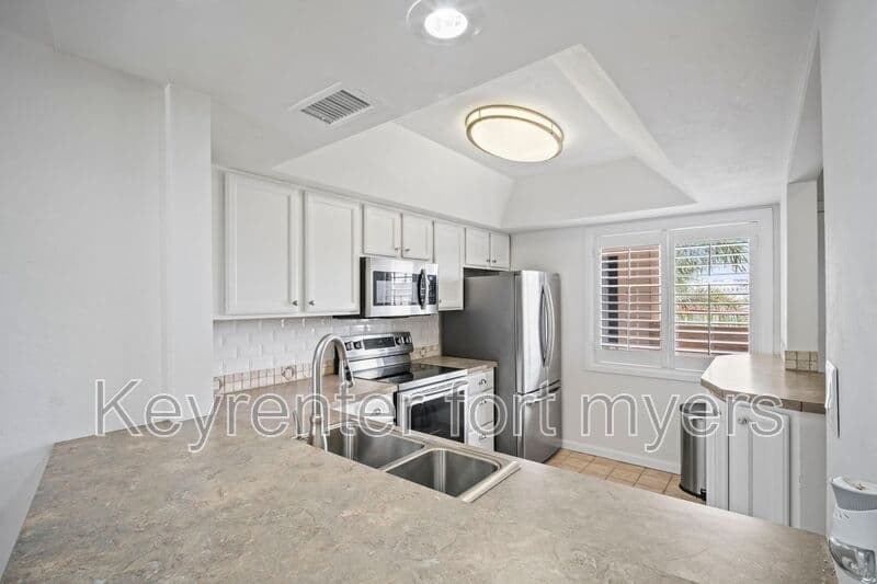 Fort Myers Beach House: 894 Buttonwood Dr