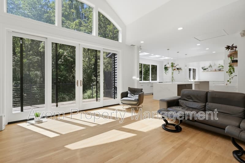 Portland House: 227 NW Seblar Drive