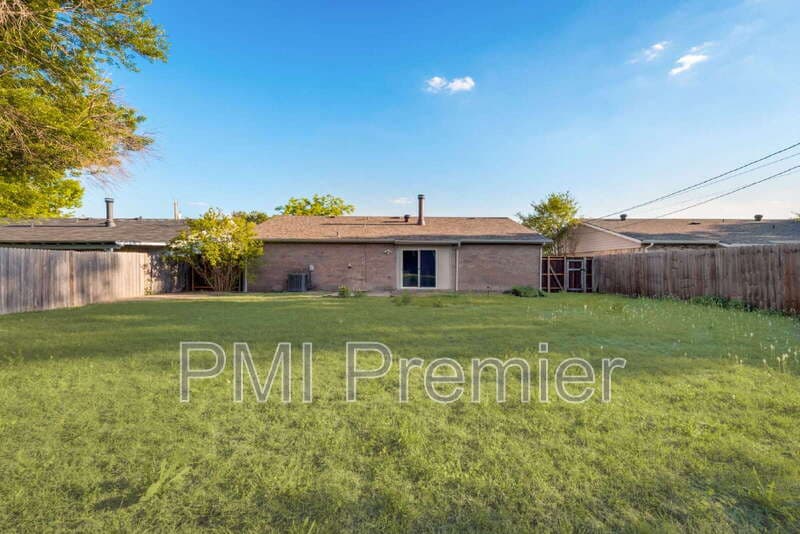 North Richland Hills House: 7021 Lincolnshire Ln