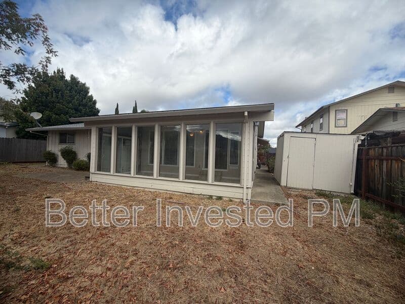 Ukiah House: 611 Tokay Ave