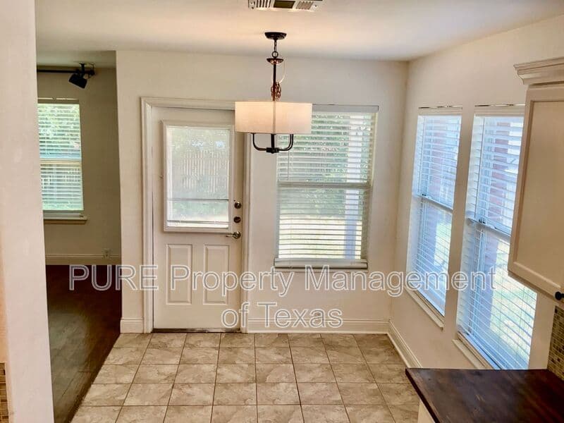 Leander House: 789 Kingfisher Ln