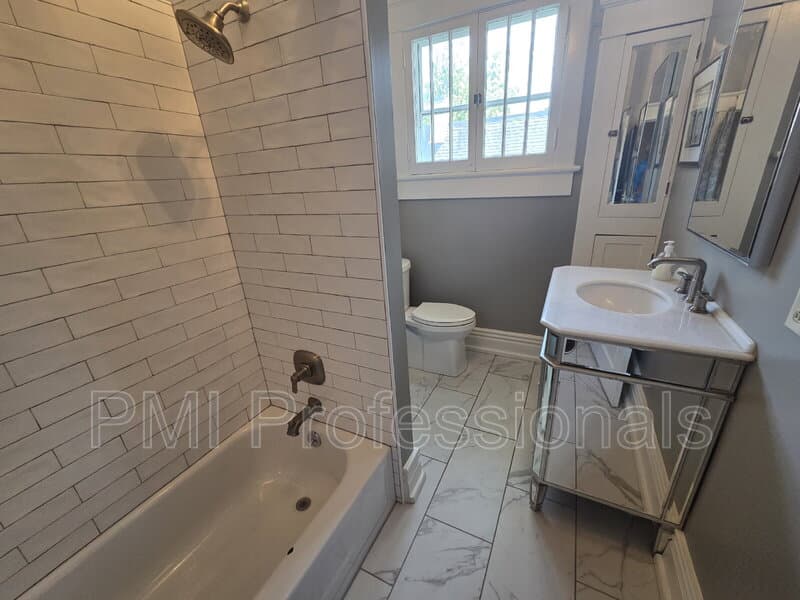 Murfreesboro House: 401 E Main St