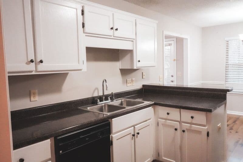 Midway House: 438 Edgewater Dr