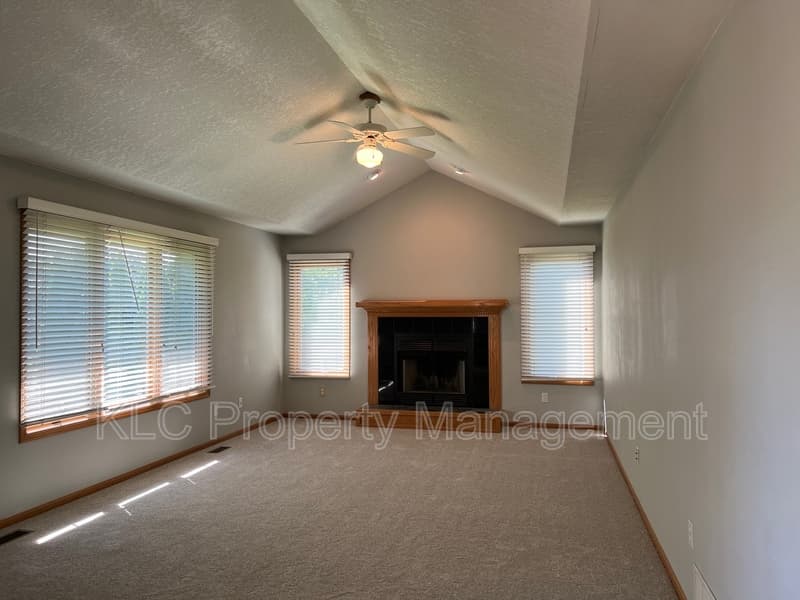 Clive House: 15104 Hawthorn Drive