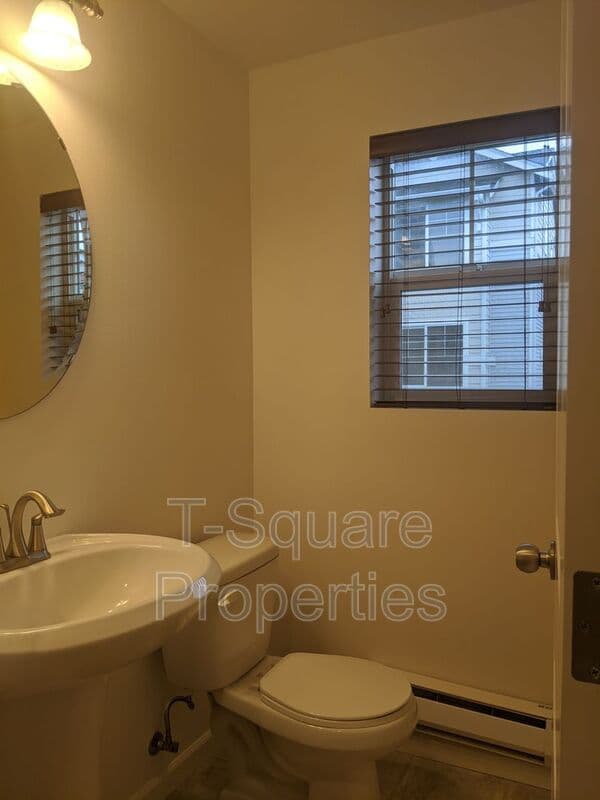 Everett House: 216 126th St SE B