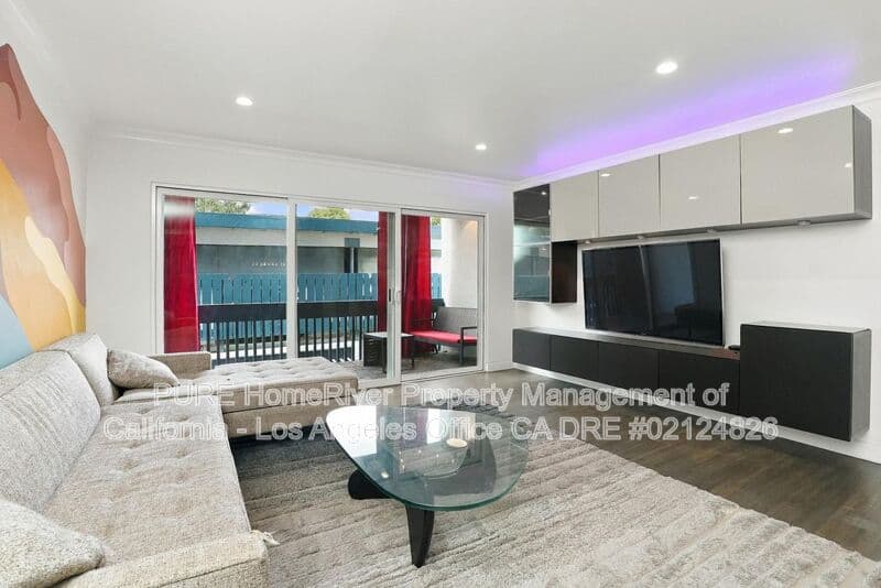 Redondo Beach House: 800 Camino Real