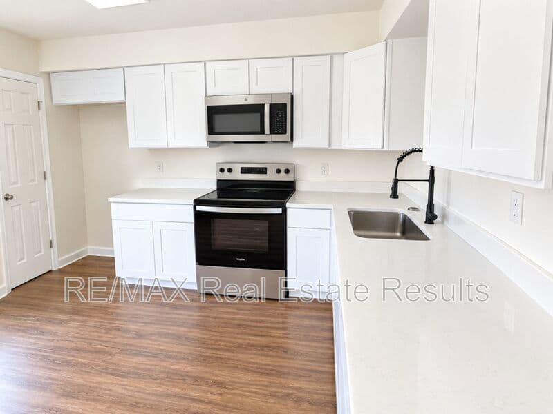 Gravette Condo: 210 White Oak Dr NE