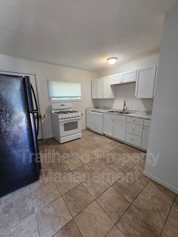 Kansas City House: 10719 Cambridge Ave
