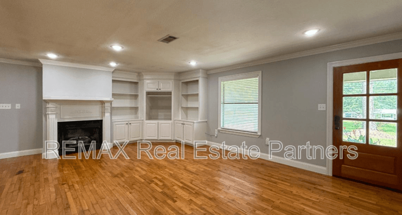 Sumrall House: 1007 Highway 42