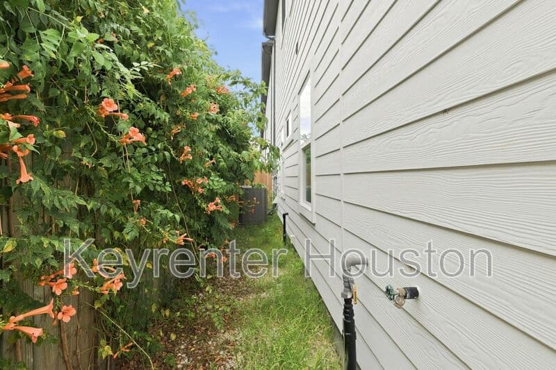 Houston House: 8316 Curry Rd.