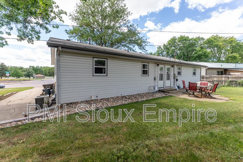 Sioux Falls Townhome: 842 S Southeastern Ave