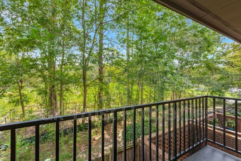 Summerville Townhome: 593 Travelers Blvd