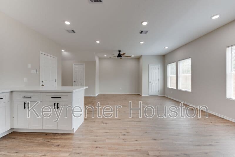 Houston House: 8203 Woodlyn Rd