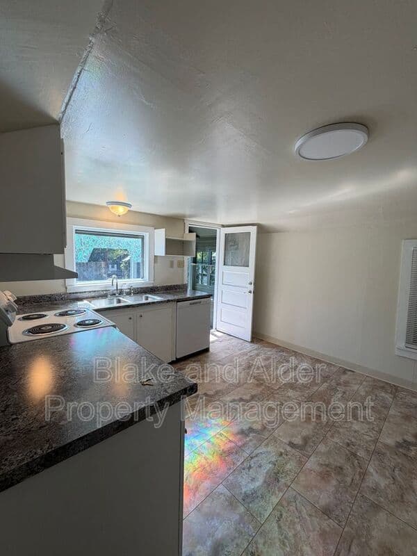 Milwaukie House: 10926 SE Linwood Ave