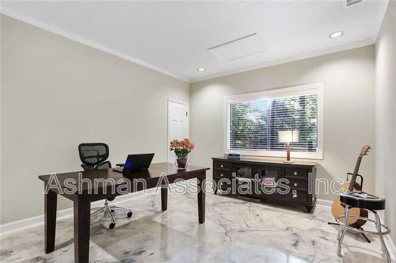Atlanta House: 930 Manchester Place