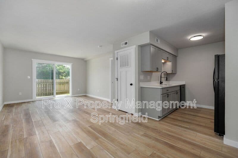 Springfield Condo: 2213 East Macs Court