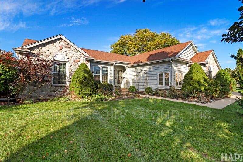 Lake Villa House: 128 Juniper Court