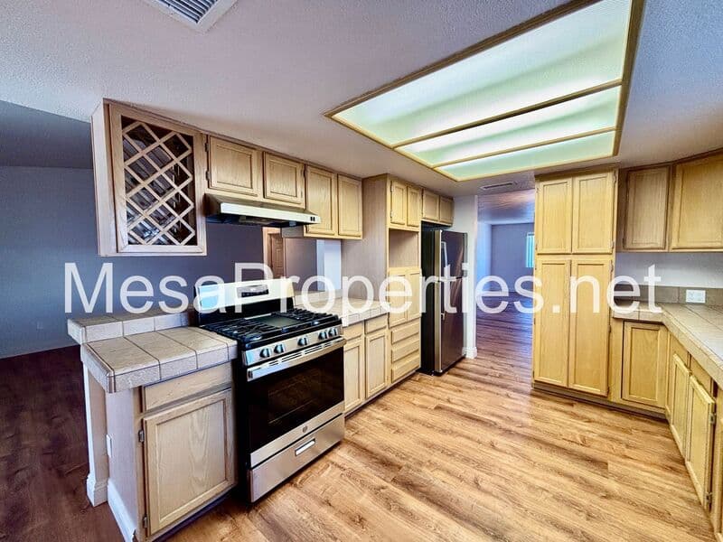 Victorville House: 13520 Oakmont Dr