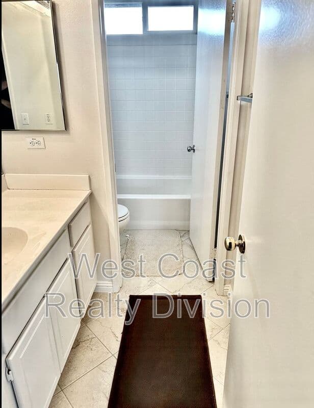 Lake Elsinore House: 18468 Hillview Lane