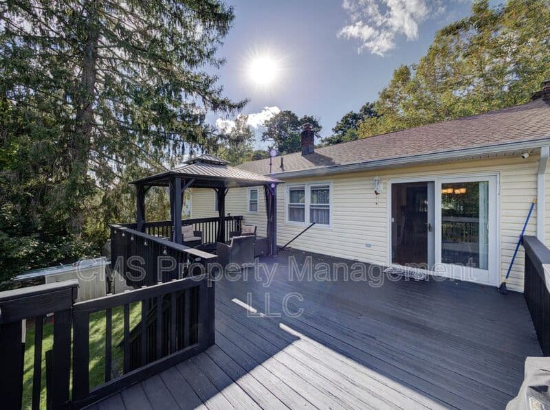 Bloomingdale House: 128 Reeve Ave