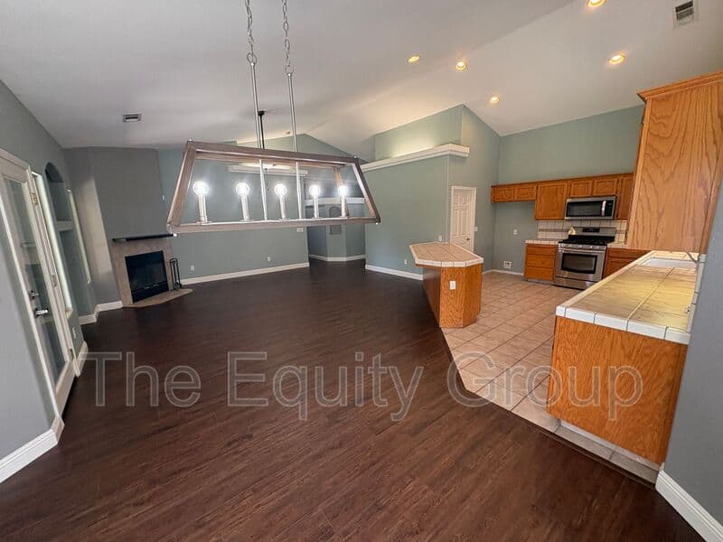 Visalia House: 2643 West Oakridge Ave