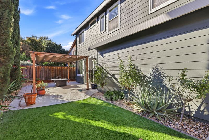 Brentwood House: 374 Olive Street