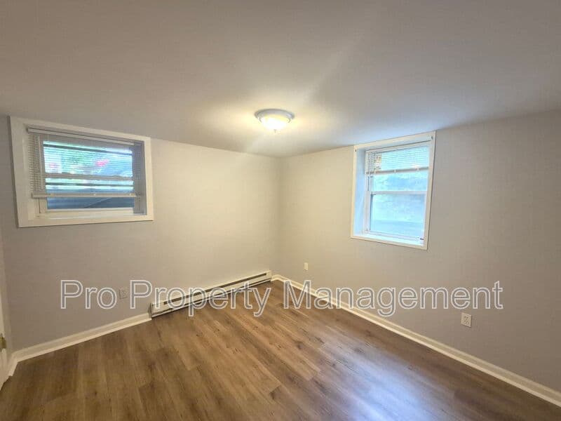Oakville House: 14 Edgewood Rd