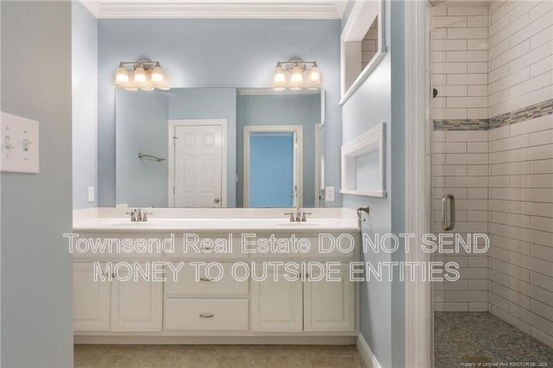 Fayetteville House: 320 Glenburney
