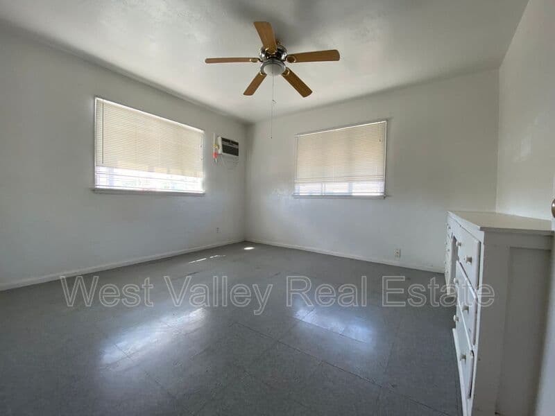 Taft Condo: 155 1/2 North