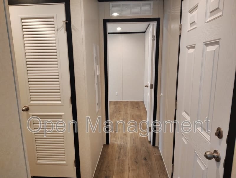 Scottsbluff House: 4 Erin Lane