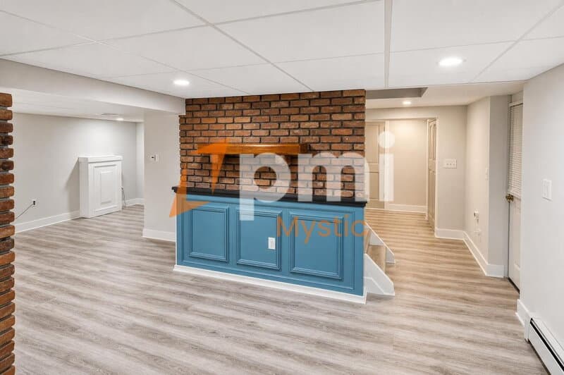 Mystic House: 90 Nantucket Dr