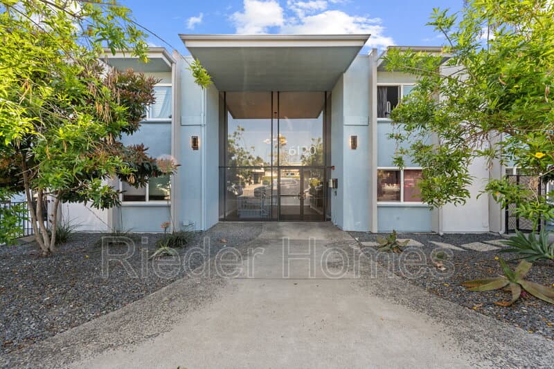 San Diego House: 6120 Decena Dr